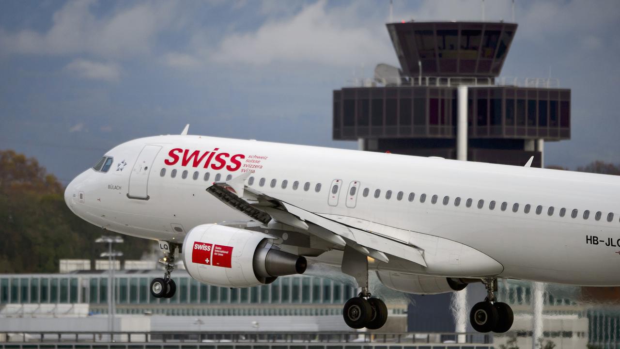 Un Airbus A320 de la compagnie suisse décolle de l'aéroport de Genève. [FABRICE COFFRINI]