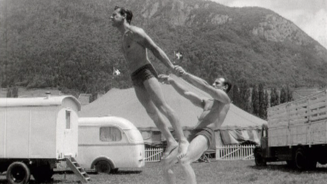 Les acrobates Donelys à l'entraînement en 1966. [RTS]