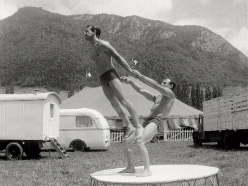 Les acrobates Donelys à l'entraînement en 1966. [RTS]