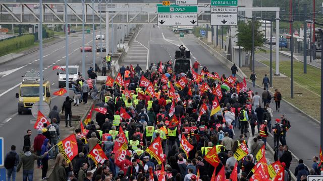 Les manifestants ont bloqué l'accès routier au marché international de Rungis, avant de se déplacer sur un rond-point. [AFP - Thomas Samson]