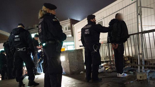 La police contrôle des suspects à la gare centrale de Cologne, 05.01.2016. [EPA/Keystone - Marius Becker]