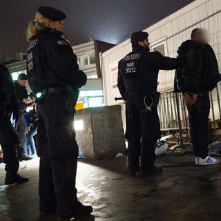 La police contrôle des suspects à la gare centrale de Cologne, 05.01.2016. [EPA/Keystone - Marius Becker]
