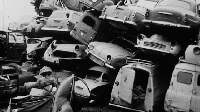 Une décharge de voitures en 1970. [RTS]