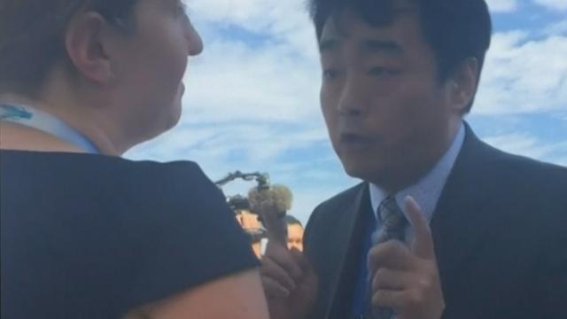 Capture d'écran de l'altercation entre l'agent chinois (droite) et la responsable de presse de la Maison Blanche.