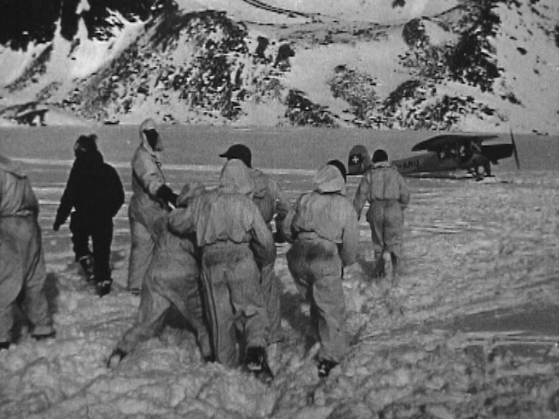 Colonne de sauvetage et avion militaire suisse sur lieu de l'accident aérien, 1946. [RTS]