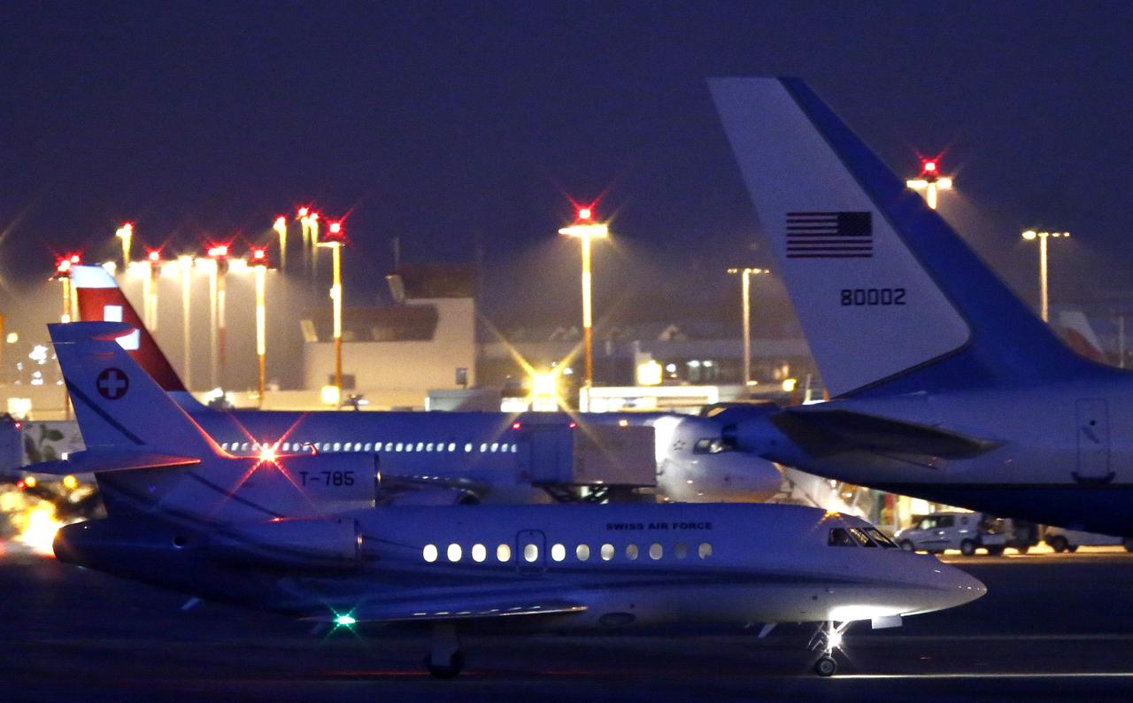 L'avion suisse transportant les trois Américains sur le tarmac genevois. [Reuters - Denis Balibouse]