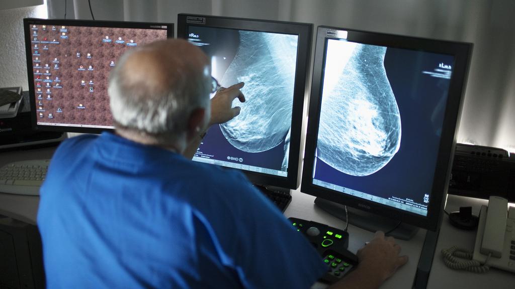 Une femme sur huit sera atteinte d'un cancer du sein au cours de sa vie. [Keystone - Gaëtan Bally]