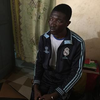 Jules Ali Koundounou, 31 ans, médecin à Conakry, a attrapé Ebola en septembre 2014 à l’hôpital national de Donka. Il a dû trouver une nouvelle habitation après être sorti du centre de traitement d'Ebola. [RTS - Virginie Matter]