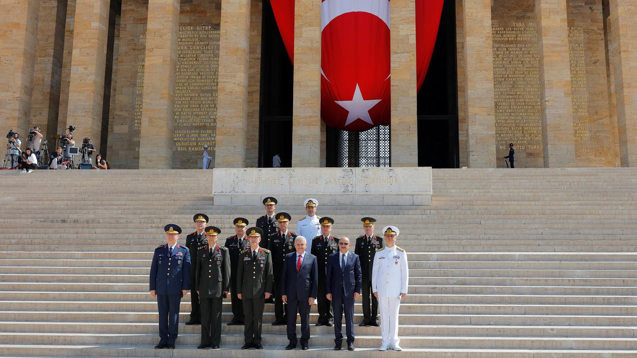 Le Premier ministre turc Binali Yildirim (3e depuis la droite), entouré du ministre de la Défense Fikri Isik et de généraux, pose devant le mausolée de Mustafa Kemal Atatürk à Ankara le 28 juillet 2016. [Reuters - Umit Bektas]