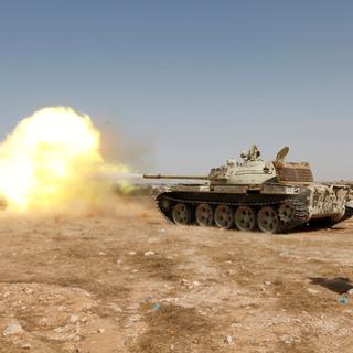 Un tank des forces pro-GNA tire sur des positions de l'EI à Syrte en Libye. [Reuters - Ismail Zitouny]