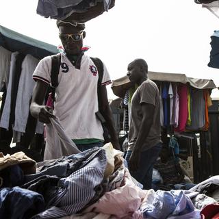Le Sénégal importe chaque année plusieurs dizaines de milliers de tonnes de vêtements de seconde main d’Europe, des Etats-Unis, du Canada. [Keystone - Jane Hahn - AP Photo]