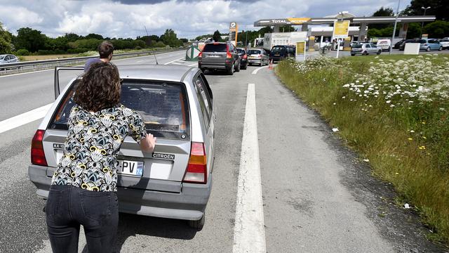 La crainte de pénurie a poussé les automobilistes vers les stations-essence. [AFP - Damien Meyer]