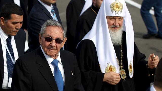 Le patriarche orthodoxe russe Kirill a été accueilli à son arrivée par le président cubain Raul Castro. [Reuters - Alexandre Meneghini]