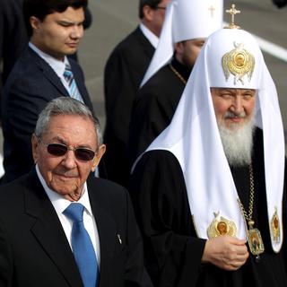Le patriarche orthodoxe russe Kirill a été accueilli à son arrivée par le président cubain Raul Castro. [Reuters - Alexandre Meneghini]
