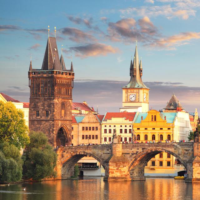 Le pont Charles et la vieille ville de Prague. [Depositphotos - TTstudio]