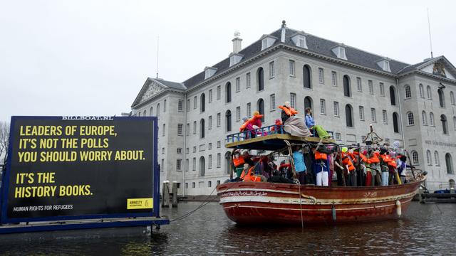 Des membres d'Amnesty International ont mené une action devant le Musée maritime d'Amsterdam, où se déroulait la réunion des ministres. [AP Photo/Peter Dejong]