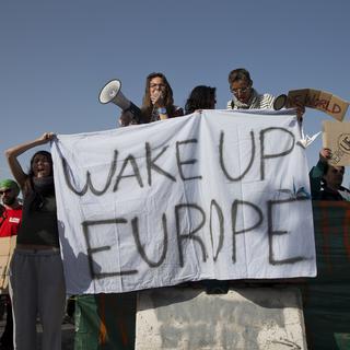 Lundi 4 avril: des manifestants protestent à Lesbos contre le renvoi de migrants de Grèce vers la Turquie. [AP/Keystone - Petros Giannakouris]