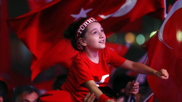 La foule était déjà rassemblée sur la place Taksim le 06 août 2016. [Anadolu Agency/AFP - Abdullah Coşkun]
