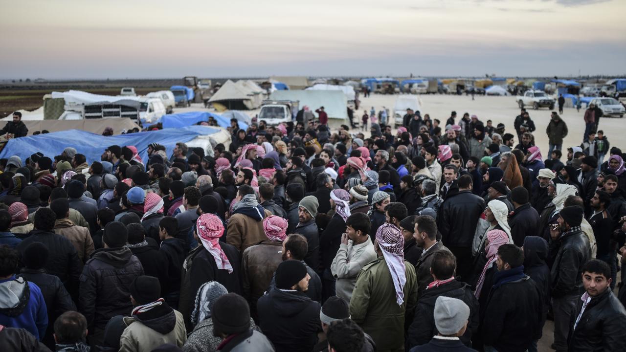 Des milliers de réfugiés syriens attendent près du poste-frontière turc d'Ocupinar (Bab al-Salama côté syrien). [AFP - Bulent Kilic]