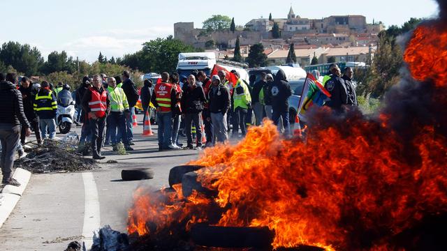 A Fos-sur-Mer, les grévistes bloquaient les accès au dépôt pétrolier depuis lundi. [AP Photo/Claude Paris]