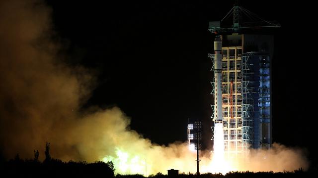 Le lancement de la fusée emportant le satellite à communication quantique, ce 16 août 2016, dans le désert de Gobi. [Jin Liwang/Xinhua via AP]