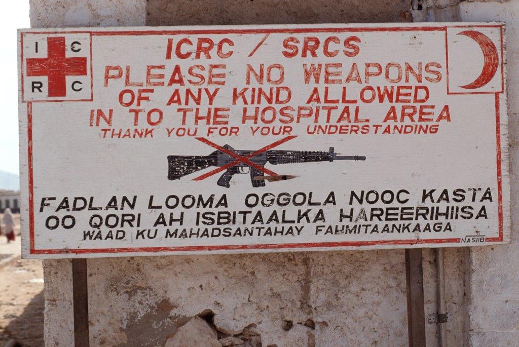 Panneau d'interdiction de port d'armes devant l'hôpital chirurgicale de Berbera en Somalie, 1991. [CICR - François de Sury]