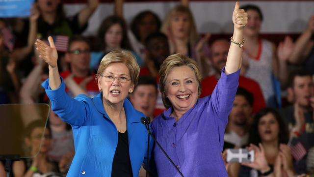 Elizabeth Warren et Hillary Clinton lors du meeting de Cincinnati, dans l'Ohio.