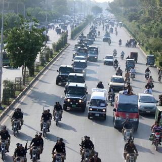 Les vélos sont rares dans les rues chaotiques de Lahore. [Anadolu Agency/FAP - Rana Irfan Ali]