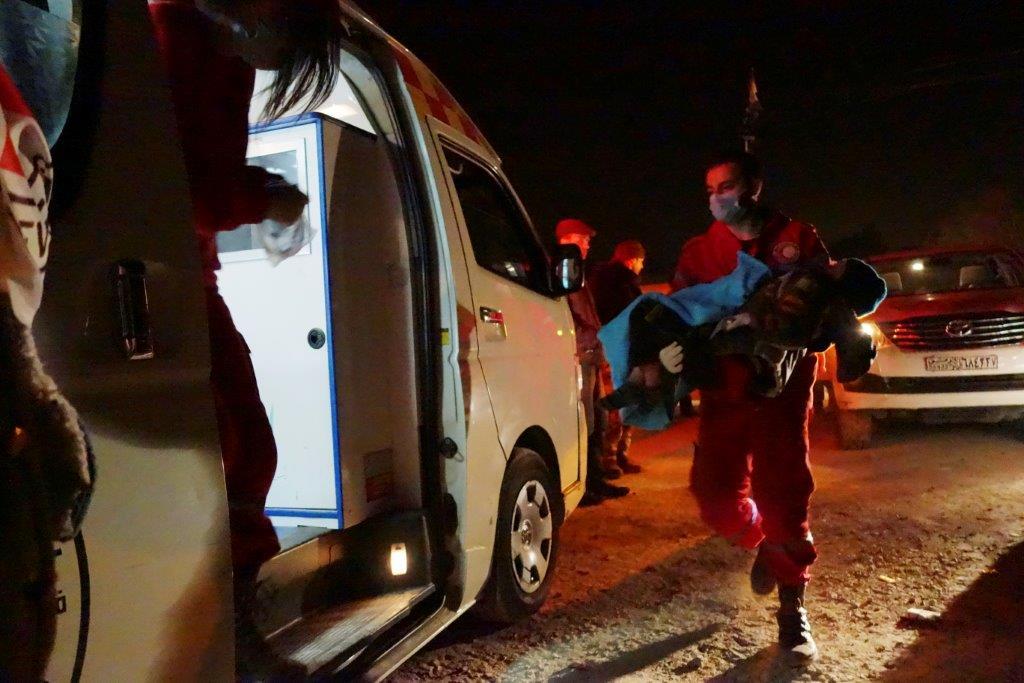 Evacuation par le Croissant-Rouge syrien et le CICR d'un enfant blessé dans la ville assiégée de Moadamiyeh en Syrie. [CICR - Pawel Krzysiek]