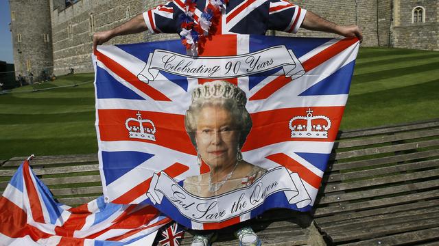 Les Britanniques fêtent ce jeudi les 90 ans de leur reine comme ce fan qui brandit un drapeau à l'effigie d'Elizabeth II et aux couleurs de la Grande-Bretagne. [Kirsty Wigglesworth]