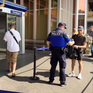 Les voyageurs sont contrôlés aux entrées de l'aéroport, où sont aussi postés des policiers armés. [arina Depetris]