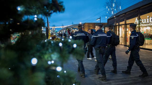 Des gendarmes français patrouillent dans le marché de Noël de Tours. [AFP - GUILLAUME SOUVANT]