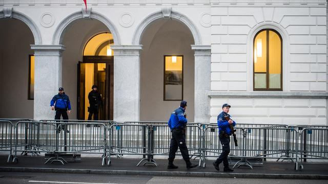 La police tessinoise patrouille autour du Tribunal pénal fédéral à Bellinzone. [key - TI-PRESS/Samuel Golay]