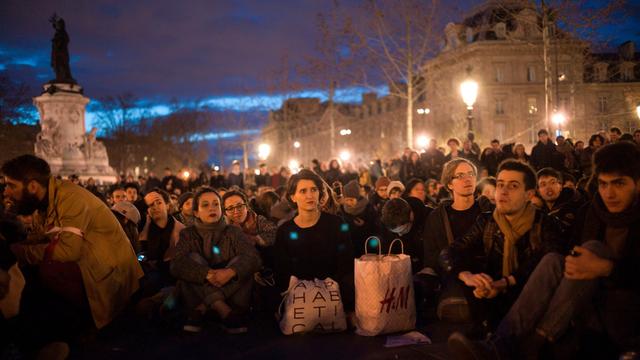 Le mouvement "Nuit debout" reprend à Paris pour la 12e nuit consécutive. [AP/Keystone - Thibault Camus]