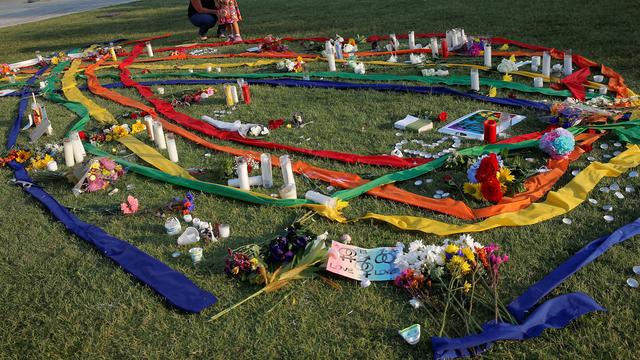 Les hommages se poursuivent à Orlando après le drame. [reuters - Jim Young]