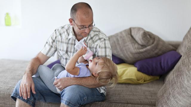 Les concubins pourront adopter l'enfant de leur conjoint. [keystone - Gaëtan Bally]