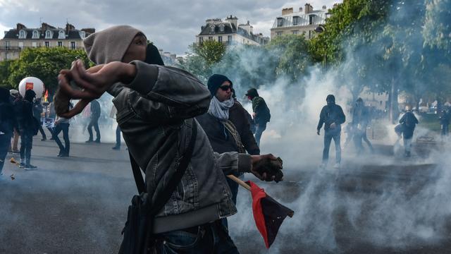 Un manifestant durant les heurts jeudi 28 avril à Paris.