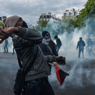 Un manifestant durant les heurts jeudi 28 avril à Paris.