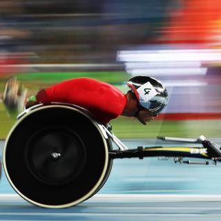 Marcel Hug a tenu son rang pour cueillir l'argent sur 5000 m en fauteuil roulant. [AFP - Daniel Ramalho]