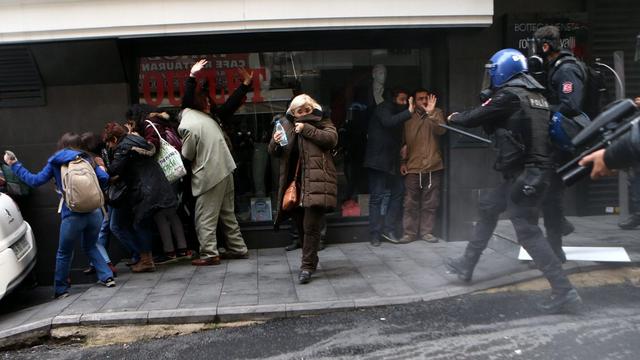 La police d'Istanbul a fait usage de balles en caoutchouc, de gaz lacrymogène et de canons à eau contre les manifestants. [Tolza Bozoglu]