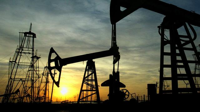 La chute des prix met l'industrie pétrolière à Genoux. [Reuters - David Mdzinarishvili]