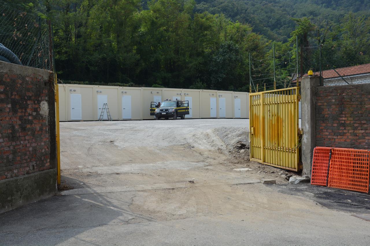 Les containers installés par la municipalité, bien gardés. [Valentin Tombez]