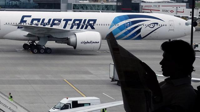 Un avion de la compagnie EgyptAir sur le tarmac de l'aéroport d'Heathrow, à Londres. [Yannis Behrakis]