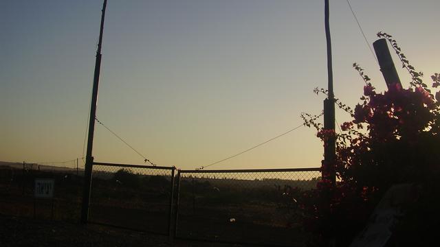 Portail d'un eruv à Avnei Eitan, sur les hauts du Golan. [CC BY SA - netanel_h]