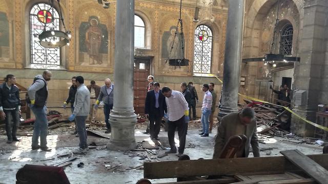 L'explosion dans l'église au Caire a fait plusieurs dizaines de victimes, principalement des femmes. [Keystone - Omar El-Hady via AP]