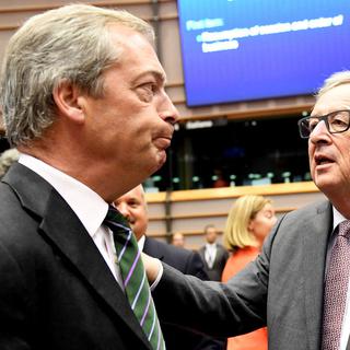 Jean-Claude Juncker (dte) avec le leader britannique du parti UKIP mardi matin au parlement européen. [AP/Keystone - Geert Vanden Wijngaert]