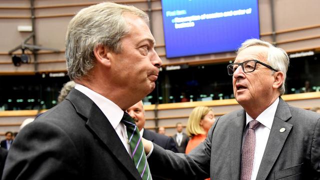 Jean-Claude Juncker (dte) avec le leader britannique du parti UKIP mardi matin au parlement européen. [AP/Keystone - Geert Vanden Wijngaert]