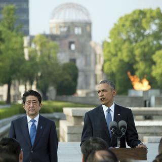 Les présidents japonais et américain vendredi dans le parc du mémorial d'Hiroshima. [AFP - Jim Watson]