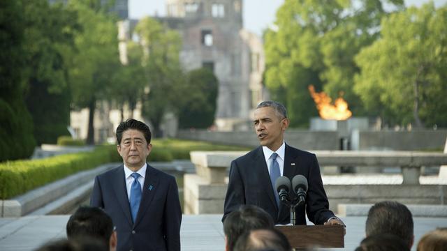 Les présidents japonais et américain vendredi dans le parc du mémorial d'Hiroshima. [AFP - Jim Watson]