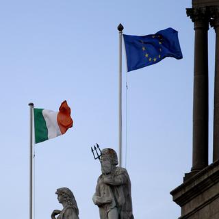Un drapeau irlandais et un drapeau de l'Union européenne, à Dublin. [Keystone - Peter Morrison]